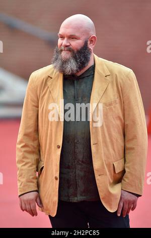 Roma, Italia. 23 ottobre 2021. ROMA, ITALIA - OTTOBRE 23: Darko Peric partecipa al Tim Burton Close Encounter red carpet durante il 16° Festival del Film di Roma 2021 il 23 ottobre 2021 a Roma, Italia. Credit: dpa/Alamy Live News Foto Stock