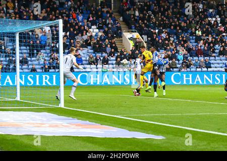 Hillsborough, Sheffield, Inghilterra - 23 ottobre 2021 Lewis Montsma (4) di Lincoln segna per renderlo 1 - 1 durante la partita Sheffield Mercoledì v Lincoln City, Sky Bet League One, 2021/22, Hillsborough, Sheffield, Inghilterra - 23 ottobre 2021, Credit: Arthur Haigh/WhiteRosePhotos/Alamy Live News Foto Stock