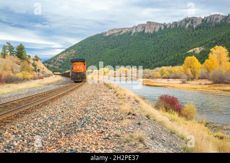 viaggia in treno attraverso le scogliere e i colori delle cadute lungo il fiume clark fork vicino a drummond, montana Foto Stock