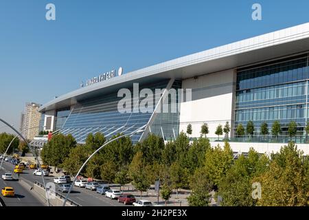 Ankara, Turchia - 2021 ottobre: Stazione ferroviaria Ankara, stazione ferroviaria Ankara YHT, per treni veloci ad alta velocità nella capitale della Turchia. Foto Stock