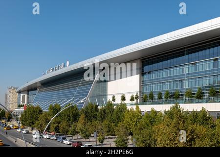 Ankara, Turchia - 2021 ottobre: Stazione ferroviaria Ankara, stazione ferroviaria Ankara YHT, per treni veloci ad alta velocità nella capitale della Turchia. Foto Stock