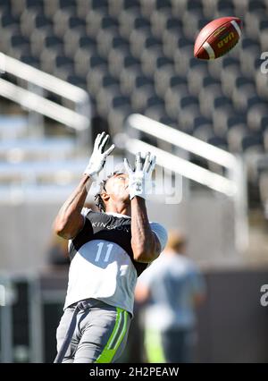 Troy, Alabama, Stati Uniti. 9 Ott 2021. UAB Blazers Wide Receiver Trea Shropshire (11) si riscalda prima di una partita di football NCAA tra i Troy Trojans e le Georgia Southern Eagles al Veterans Memorial Stadium di Troy, Alabama. Il vincitore ha sconfitto Loser (PUNTEGGIO). Brandon Sumrall/CSM/Alamy Live News Foto Stock