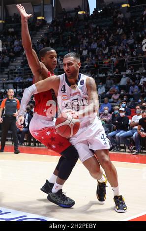 Bologna, Italia. 23 ottobre 2021. Pietro Aradori (Fortitudo Kigili Bologna) durante la serie A1 campionato italiano di basket LBA partita Kigili Fortitudo Bologna Vs. Armani Exchange Milano al Paladozza Sports Palace - Bologna, 23 ottobre 2021 Credit: Independent Photo Agency/Alamy Live News Foto Stock