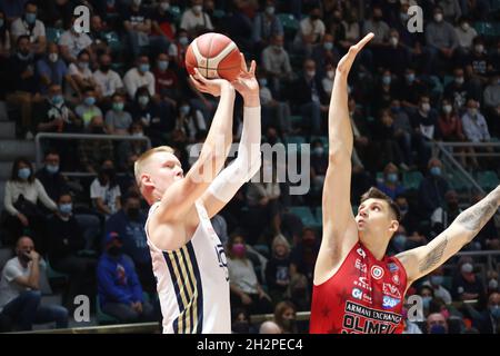 Bologna, Italia. 23 ottobre 2021. Robin Benzing (Fortitudo Kigili Bologna) durante la serie A1 campionato italiano LBA di basket match Kigili Fortitudo Bologna Vs. Armani Exchange Milano al Paladozza Sports Palace - Bologna, 23 ottobre 2021 Credit: Independent Photo Agency/Alamy Live News Foto Stock