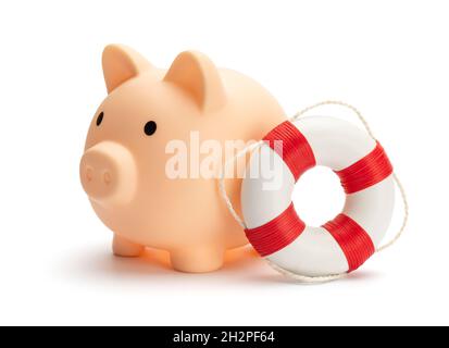 Piggy banca e lifbuoy. Concetto Guida al risparmio. Isolato su sfondo bianco. Foto Stock