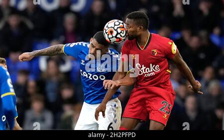 Liverpool, Inghilterra, 23 ottobre 2021. Allan di Everton (L) vies con Emmanuel Dennis di Watford durante la partita della Premier League al Goodison Park, Liverpool. Il credito d'immagine dovrebbe leggere: Andrew Yates / Sportimage Foto Stock