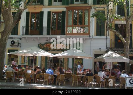 Europa, Spagna, Baleari, Maiorca, Palma di Maiorca, Konditorei und Café Forn des Teatre am Placa Weyler Foto Stock