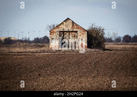 Budapest, Ungheria - 28 febbraio 2021: L'ungherese ha perso posto sul campo. Ex agricoltura edilizia industriale. Foto Stock