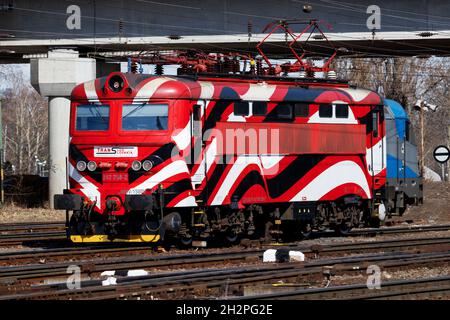 Budapest, Ungheria - 13 marzo 2021: Trasporto ferroviario internazionale. Treno locomotiva alla stazione. Trasporto ferroviario globale e spedizione. Foto Stock