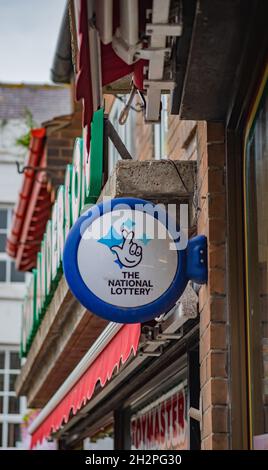 Whitby, Yorkshire, Regno Unito – Ottobre 20 2021. Cartello National Lottery all'esterno di una piccola edicola e minimarket nella cittadina balneare di Whit Foto Stock