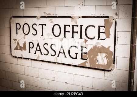 Ufficio postale passaggio Hastings in un tono seppia dorato Foto Stock