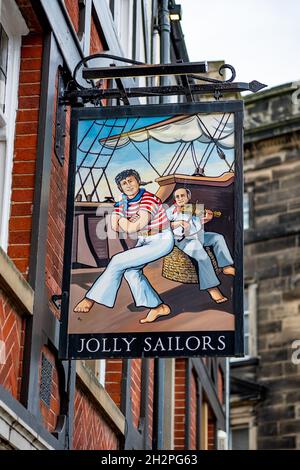 Whitby, Yorkshire, Regno Unito – Ottobre 20 2021. L'insegna all'esterno del pub Jolly Sailors nella cittadina balneare di Whitby Foto Stock