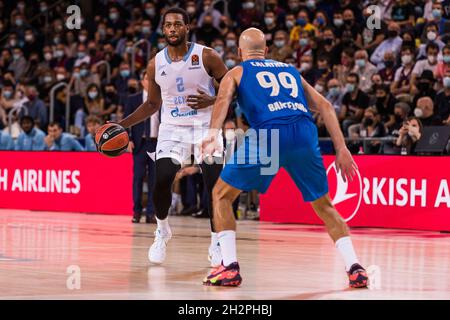 Jordan Loyd of Zenit St Petersburg durante la partita di basket Turkish Airlines Eurolega tra il FC Barcelona e Zenit St Petersburg il 22 ottobre 2021 al Palau Blaugrana di Barcellona, Spagna - Foto: Javier Borrego/DPPI/LiveMedia Foto Stock