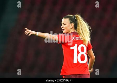 Zurigo, Svizzera. 22 ottobre 2021. Zurigo, Svizzera, 22 ottobre 2021: Riola Xhemaili (18 Svizzera) in azione durante la partita di calcio della Coppa del mondo FIFA Womens UEFA tra Svizzera e Romania a Letzigrund a Zurigo, Svizzera. Daniela Porcelli/SPP Credit: SPP Sport Press Photo. /Alamy Live News Foto Stock