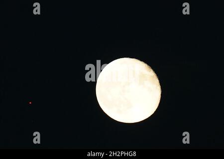 Zurigo, Svizzera. 22 ottobre 2021. Zurigo, Svizzera, 22 ottobre 2021: Luna piena durante la partita di calcio dei qualificatori UEFA della Coppa del mondo FIFA Womens tra Svizzera e Romania a Letzigrund a Zurigo, Svizzera. Daniela Porcelli/SPP Credit: SPP Sport Press Photo. /Alamy Live News Foto Stock