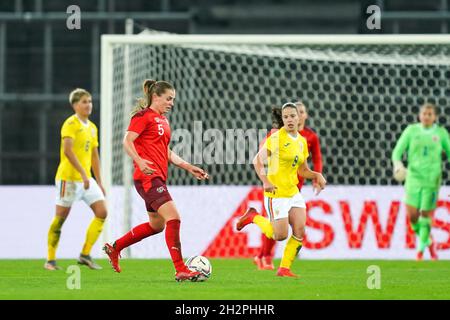 Zurigo, Svizzera. 22 ottobre 2021. Zurigo, Svizzera, 22 ottobre 2021: Noelle Maritz (5 Svizzera) in azione durante la partita di calcio della Coppa del mondo FIFA Womens UEFA tra Svizzera e Romania a Letzigrund a Zurigo, Svizzera. Daniela Porcelli/SPP Credit: SPP Sport Press Photo. /Alamy Live News Foto Stock