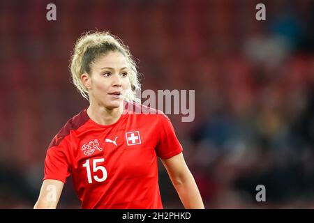 Zurigo, Svizzera. 22 ottobre 2021. Zurigo, Svizzera, 22 ottobre 2021: Luana Bühler (15 Svizzera) si presenta durante la partita di calcio della Coppa del mondo FIFA Womens UEFA tra Svizzera e Romania a Letzigrund di Zurigo, Svizzera. Daniela Porcelli/SPP Credit: SPP Sport Press Photo. /Alamy Live News Foto Stock