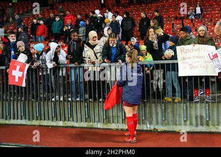 Zurigo, Svizzera. 22 ottobre 2021. Zurigo, Svizzera, 22 ottobre 2021: Capitano Lia Wälti (13 Svizzera) con i tifosi dopo la partita di calcio dei qualificatori della Coppa del mondo FIFA Womens UEFA tra Svizzera e Romania a Letzigrund a Zurigo, Svizzera. Daniela Porcelli/SPP Credit: SPP Sport Press Photo. /Alamy Live News Foto Stock