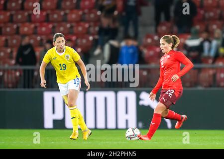 Zurigo, Svizzera. 22 ottobre 2021. Zurigo, Svizzera, 22 ottobre 2021: Sandrine Mauron (22 Svizzera) passa la palla durante la partita di calcio della Coppa del mondo FIFA Womens UEFA tra Svizzera e Romania a Letzigrund di Zurigo, Svizzera. Daniela Porcelli/SPP Credit: SPP Sport Press Photo. /Alamy Live News Foto Stock