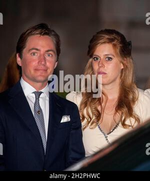 Atene, Griechenland. 23 ottobre 2021. La principessa Beatrice di York e Edoardo Mapelli Mozzi partono alla Cattedrale Metropolitana di Atene il 23 ottobre 2021, dopo il Royal Wedding Credit: Albert Nieboer/Netherlands OUT/Point de Vue OUT/dpa/Alamy Live News Foto Stock