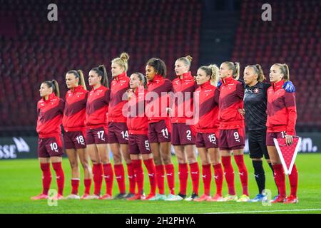 Zurigo, Svizzera. 22 ottobre 2021. Zurigo, Svizzera, 22 ottobre 2021: I giocatori della Svizzera cantano l'inno nazionale durante la partita di calcio della Coppa del mondo FIFA Womens UEFA tra Svizzera e Romania a Letzigrund a Zurigo, Svizzera. Daniela Porcelli/SPP Credit: SPP Sport Press Photo. /Alamy Live News Foto Stock