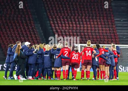 Zurigo, Svizzera. 22 ottobre 2021. Zurigo (Svizzera), 22 ottobre 2021: La squadra svizzera si è accorta dopo la vittoria durante la partita di calcio dei qualificatori UEFA della Coppa del mondo FIFA Womens a Letzigrund a Zurigo (Svizzera). Daniela Porcelli/SPP Credit: SPP Sport Press Photo. /Alamy Live News Foto Stock