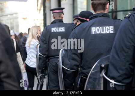 LONDRA, INGHILTERRA - NOVEMBRE 19 2017: Gli studenti prendono parte a una marcia di protesta contro le tasse e i tagli nel sistema educativo . La polizia sta tenendo ordine Foto Stock