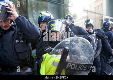 LONDRA, INGHILTERRA - NOVEMBRE 19 2017: Gli studenti prendono parte a una marcia di protesta contro le tasse e i tagli nel sistema educativo . La polizia sta tenendo ordine Foto Stock