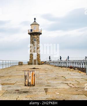 Whitby, Yorkshire, Regno Unito – Ottobre 18 2021. Il faro sul molo ovest nel porto di Whitby in una giornata d'autunno Foto Stock