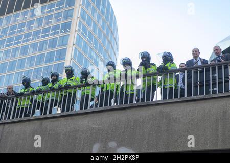 LONDRA, INGHILTERRA - NOVEMBRE 19 2017: Gli studenti prendono parte a una marcia di protesta contro le tasse e i tagli nel sistema educativo . Gli agenti di polizia guardano il de Foto Stock