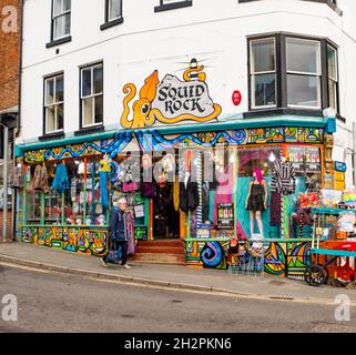 Whitby, Yorkshire, Regno Unito – Ottobre 18 2021. L'esterno del negozio di souvenir e souvenir Squid Rock si trova nella città di Whitby Foto Stock