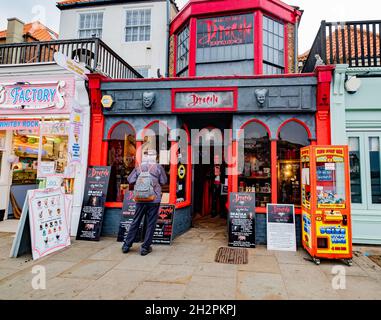 Whitby, Yorkshire, Regno Unito – Ottobre 18 2021. Un uomo inidentificabile che aspetta di entrare all'interno dell'attrazione Dracula Experience lungo il litorale della città Foto Stock