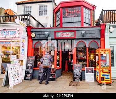 Whitby, Yorkshire, Regno Unito – Ottobre 18 2021. Un uomo inidentificabile che aspetta di entrare all'interno dell'attrazione Dracula Experience lungo il litorale della città Foto Stock