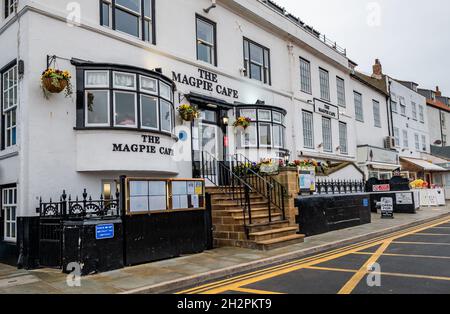 Whitby, Yorkshire, Regno Unito – Ottobre 18 2021. L'esterno del Magpie Café, uno dei più famosi, famosi e rispettati ristoranti di pesce e fiches i Foto Stock