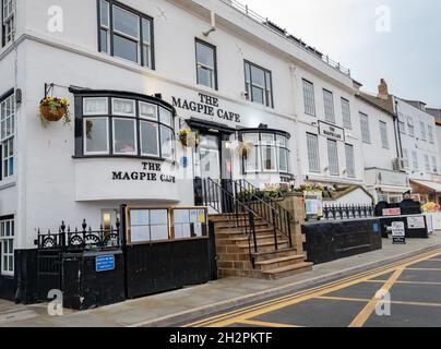 Whitby, Yorkshire, Regno Unito – Ottobre 18 2021. L'esterno del Magpie Café, uno dei più famosi, famosi e rispettati ristoranti di pesce e fiches i Foto Stock