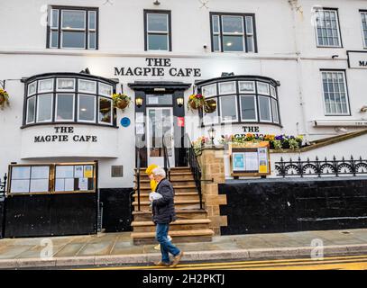 Whitby, Yorkshire, Regno Unito – Ottobre 18 2021. L'esterno del Magpie Café, uno dei più famosi, famosi e rispettati ristoranti di pesce e fiches i Foto Stock