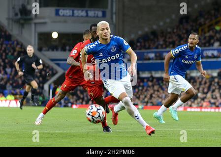 Everton, Regno Unito. 23 ottobre 2021. Richarlison di Everton insegue la palla. Premier League Match, Everton contro Watford al Goodison Park di Liverpool sabato 23 ottobre 2021. Questa immagine può essere utilizzata solo a scopo editoriale. Solo per uso editoriale, licenza richiesta per uso commerciale. Nessun uso in scommesse, giochi o un singolo club / campionato / giocatori pubblicazioni. pic di Chris Stading/Andrew Orchard sport fotografia/Alamy Live news credito: Andrew Orchard sport fotografia/Alamy Live News Foto Stock