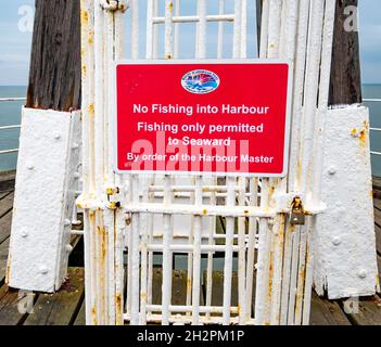 Whitby, Yorkshire, Regno Unito – Ottobre 18 2021. Primo piano di un cartello che delinea le regole di pesca sul Whitby West Pier Foto Stock