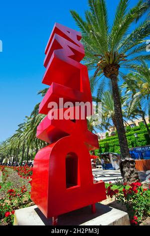 PALMA MALLORCA SEGNO vibrante ampia vista di rosso Palma segno scultura su Av.de Gabriel Roca con palma alberato mercato bancarelle Palma de Mallorca Spagna Foto Stock