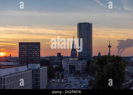 Le sagome degli edifici di Colonia si contrappone al cielo del tramonto autunnale Foto Stock