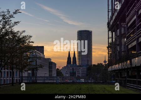 Le sagome degli edifici di Colonia si contrappone al cielo del tramonto autunnale Foto Stock