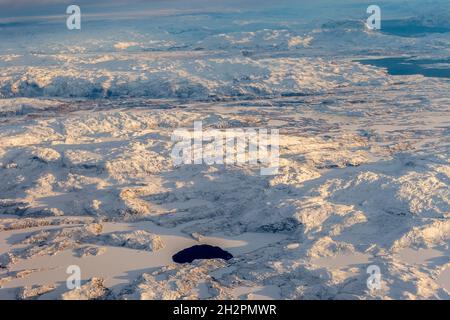 Ghiacciata verde con montagne ghiacciate e vista aerea del lago, vicino a Nuuk, Groenlandia Foto Stock