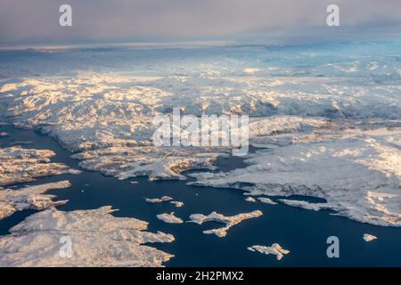 Groenlandese calotta di ghiaccio con montagne congelati e fjord vista aerea, nei pressi di Nuuk, Groenlandia Foto Stock