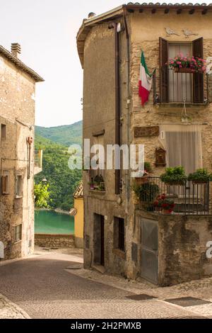 Belle strade di Castel di Tora Foto Stock