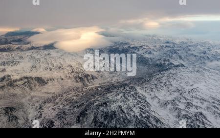 Ghiacciata verde con montagne ghiacciate e creste vista aerea, nei pressi di Nuuk, Groenlandia Foto Stock