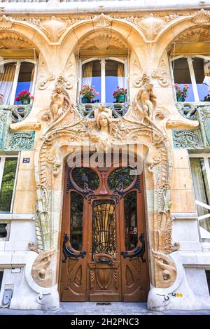 Parigi, Francia - 18 maggio 2015: Il magnifico edificio Lavirotte in stile art nouveau su Rapp Avenue a Parigi. Porta anteriore riccamente decorata Foto Stock