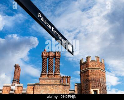 Il cartello del Palazzo di Hampton Court che dirige i visitatori verso l'entrata anteriore ovest dell'Hampton Court Palace London Borough of Richmond upon Thames Greater London Surrey UK Foto Stock