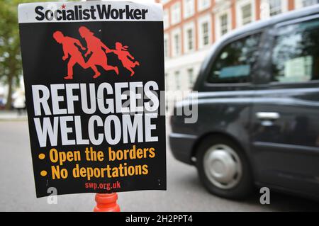 Londra, Regno Unito. 23 ottobre 2021. Un cartello durante un rally di fronte all'Ambasciata d'Italia a Grosvenor Square.gli attivisti dimostrano la loro opposizione ai sostenitori nel canale inglese, nazionalità e confini Bill. Credit: SOPA Images Limited/Alamy Live News Foto Stock