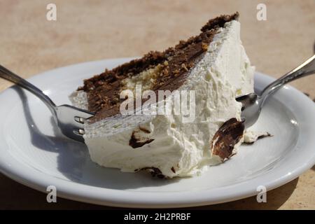 un pezzo di una deliziosa torta al cioccolato su un piatto Foto Stock