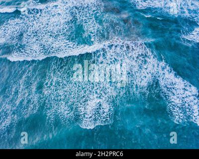 bella onda blu oceano dall'alto, acqua superficie texture sfondo vista aerea dal drone Foto Stock